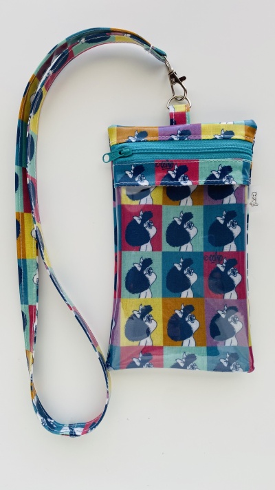 Bolsa pequena com padrão de cães coloridos e alça combinando