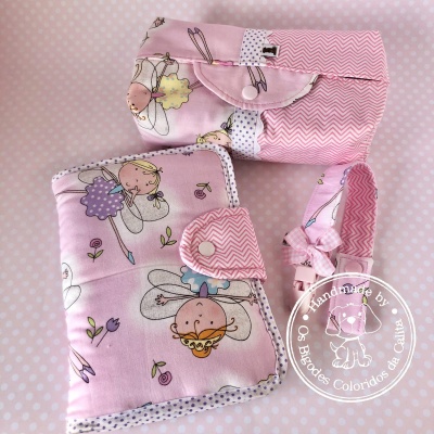 Conjunto de acessórios têxteis rosa com estampado de fadas e padrões variados