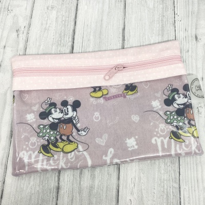 Estojo rosa e lilás com padrão de Mickey e Minnie Mouse e fecho rosa
