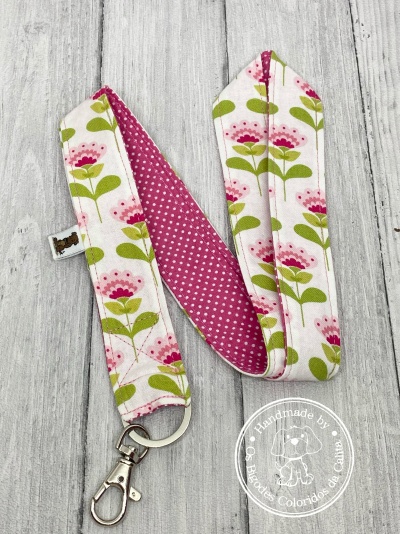 Chaveiro de tecido floral com mosquetão
