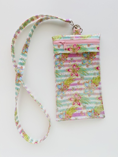 Bolsa pequena floral com alça, fecho rosa, fundo branco