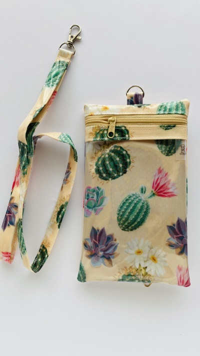 Bolsa pequena com padrão de cactos e flores e fita para pendurar
