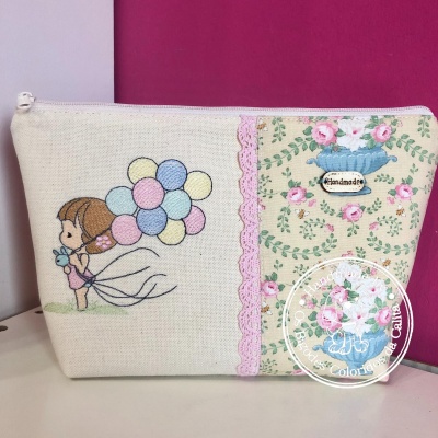 Necessaire bege com desenhos de menina e flores, renda cor-de-rosa e fecho branco