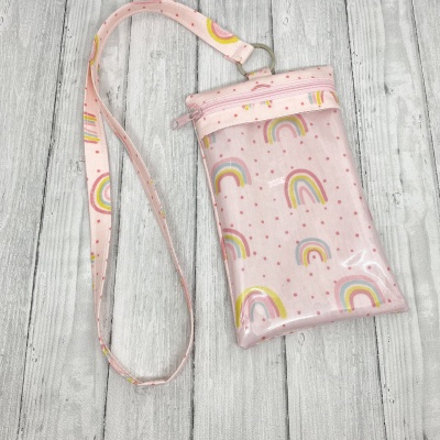 Bolsa pequena rosa com padrão de arco-íris e pontos vermelhos em material plástico translúcido