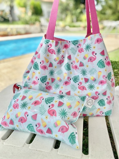 Sacos com padrão colorido de flamingos, folhas, melancias e gelados junto à piscina