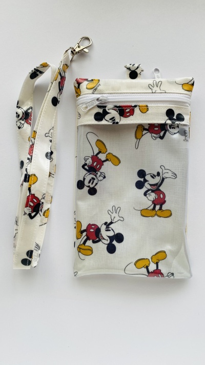 Carteira pequena com desenhos do Mickey Mouse e alça destacável.