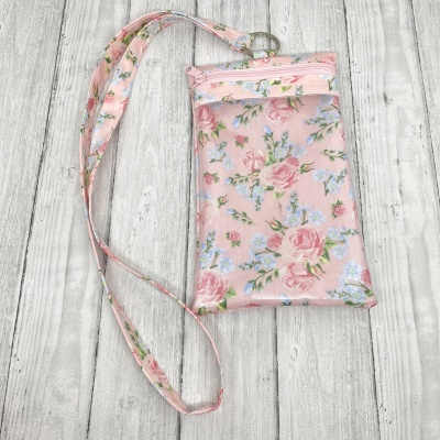 Bolsa pequena floral rosa com alça comprida e fecho de correr