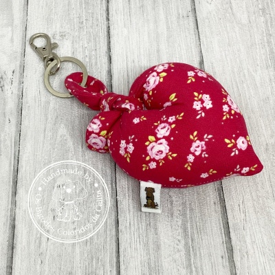 Porta-chaves em forma de coração com padrão floral vermelho