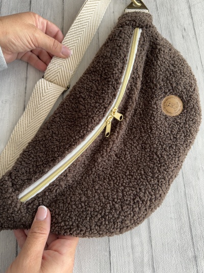 Bolsa pochete castanha felpuda com fecho branco e dourado e alça bege espinha de peixe