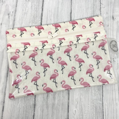 Estojo branco com padrão de flamingos rosa e fecho de correr.