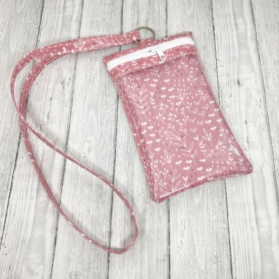 Carteira ou bolsa pequena de tecido rosa com padrão branco de folhas e flores