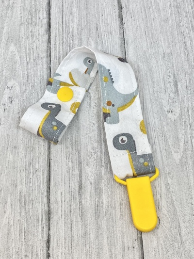 Tira para chupeta com pássaros cinza e amarelos e clipe amarelo