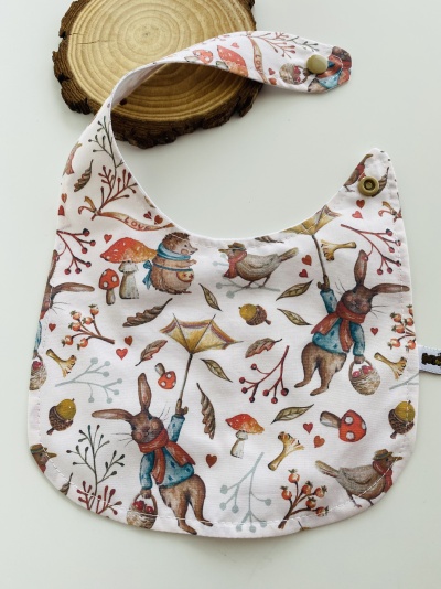 Babete para bebé com padrão colorido de coelhos, pássaros, cogumelos e folhas