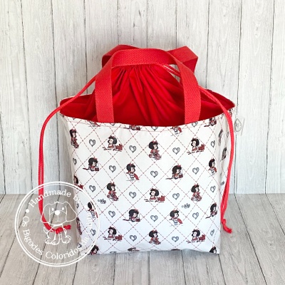 Mala de tecido com padrão de cães e corações em fundo branco e detalhes vermelhos
