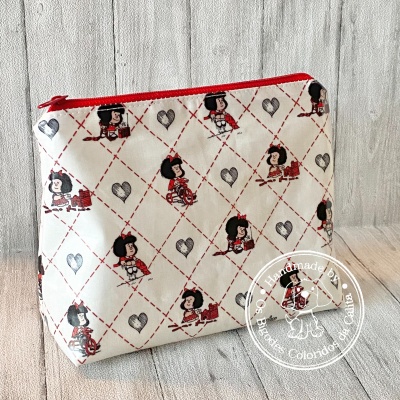 Bolsa creme com desenhos de Mafalda e fecho vermelho