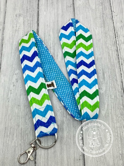 Lanyard tecido azul verde branco com padrão zig zag e argola metálica