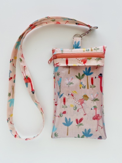 Carteira rosa claro com estampa de flamingos e flores e cordão com mosquetão