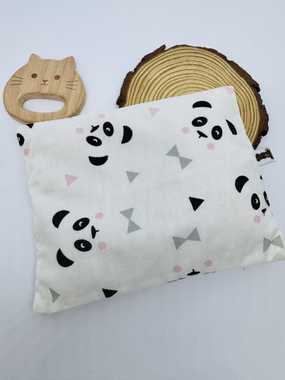 Almofada com padrão de pandas, mordedor de madeira em forma de gato e base de madeira redonda
