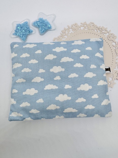 almofada azul com nuvens brancas, estrelas transparentes com enchimento azul, base decorativa bege