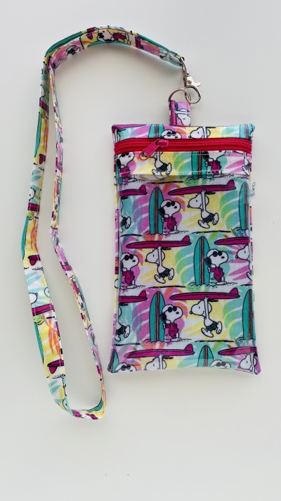 Bolsa pequena colorida com padrão de personagem com prancha de surf e alça combinando