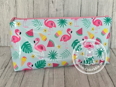 Estojo azul claro com estampa de flamingos rosa, melancias e folhas tropicais