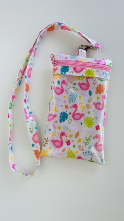 Bolsa pequena colorida com flamingos e flores, fecho rosa, alça comprida