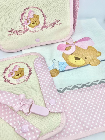 Conjunto de acessórios de bebé rosa com ursinhos bordados e padrão de bolinhas