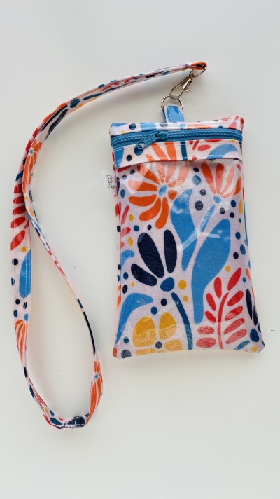 Bolsa pequena floral com fecho azul e alça de tecido colorida