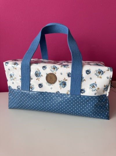 Bolsa floral azul com bolinhas brancas e alças azuis