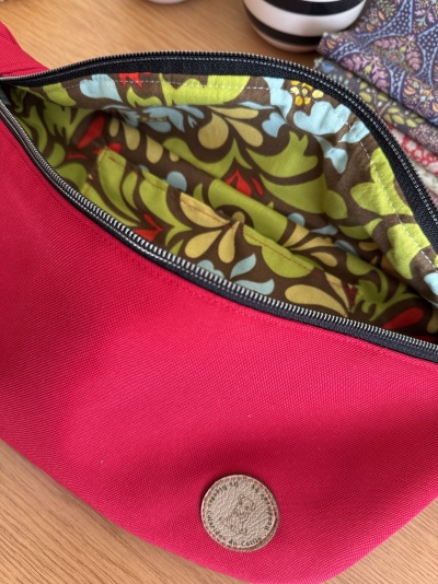 Bolsa vermelha com interior floral colorido