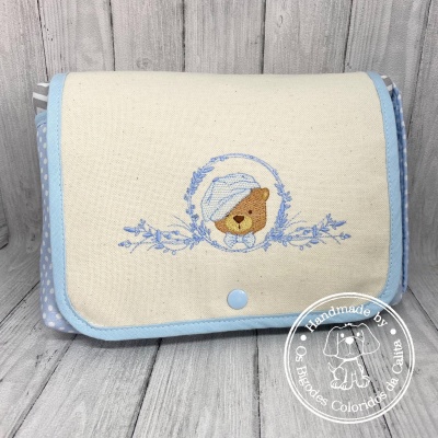 Bolsa para criança bege e azul com bordado de urso e botão de pressão