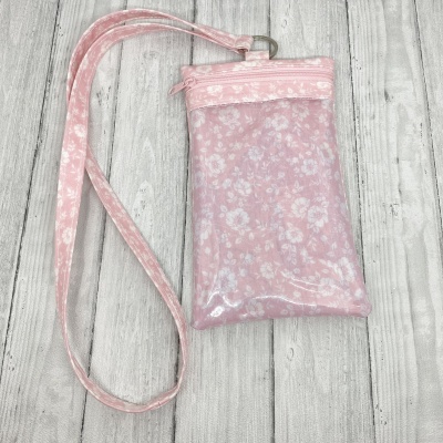 Bolsa transparente rosa com padrão floral branco e alça longa