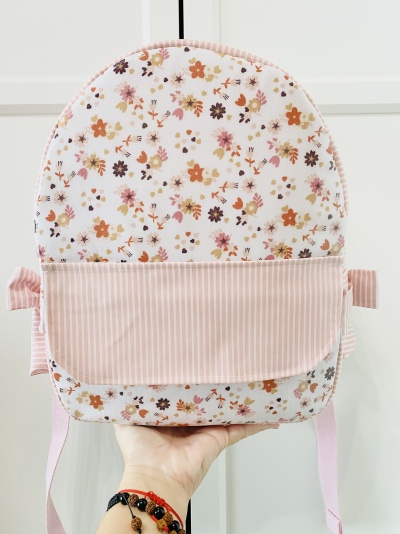 Mochila pequena floral com riscas cor-de-rosa clara