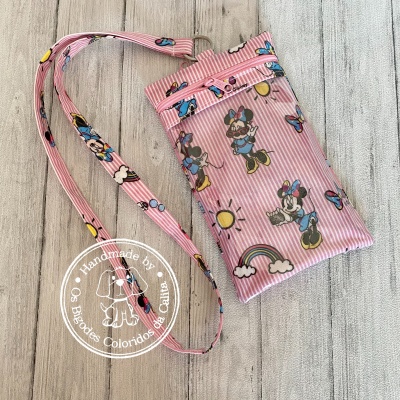 Bolsa pequena rosa com riscas brancas e estampado da Minnie e Mickey.