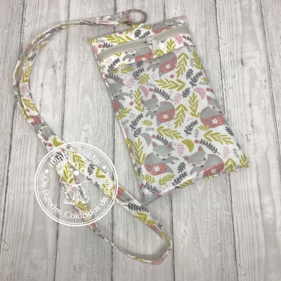 Bolsa pequena de tecido com estampa de esquilos e folhas, fundo branco