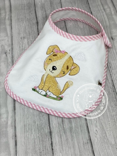 Babete branco com bordado de cachorro e acabamento rosa