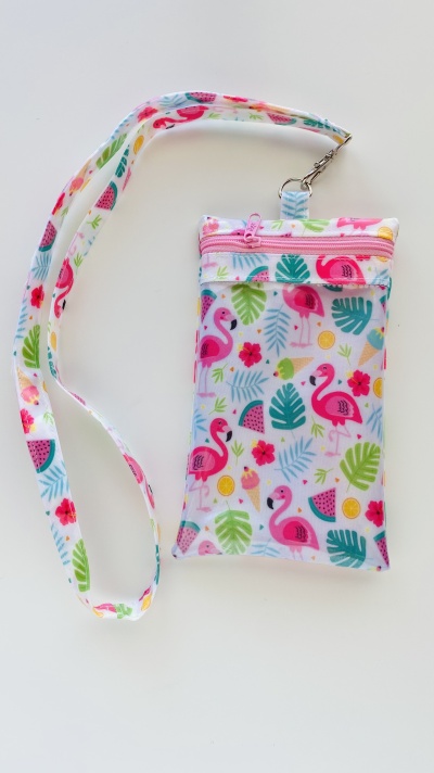 Bolsa pequena com padrão de flamingos e frutas variadas em fundo branco