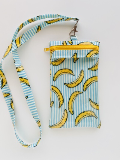 Bolsa pequena com estampa de bananas e tiracolo
