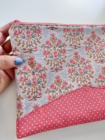 Carteira pequena em tecido floral e rosa com bolinhas brancas
