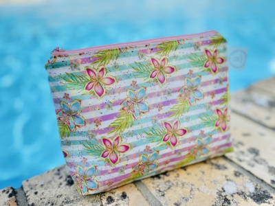 Necessaire floral colorida junto a piscina