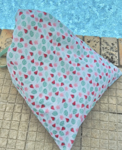 almofada estampada com morangos e folhas junto a piscina