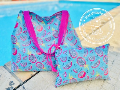 Saco e bolsa azuis com padrão de frutas tropicais junto à piscina