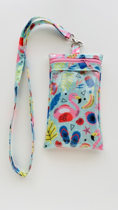 Bolsa pequena colorida com flamingos e frutas em fundo azul claro com cordão