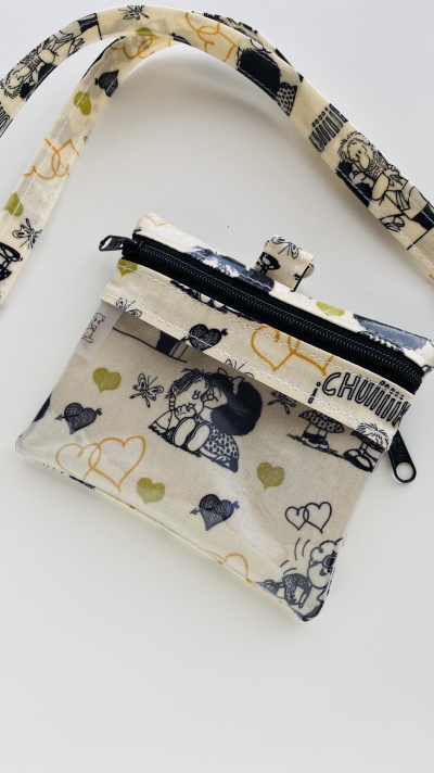 Bolsa pequena em tecido estampada com corações e desenhos preto e branco com fecho preto