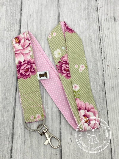 Fita para chaveiro floral rosa e verde com mosquetão metálico