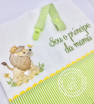 Toalha branca com aplicação verde às riscas e bordado de leão com coroa e texto 'Sou o príncipe da mamã'