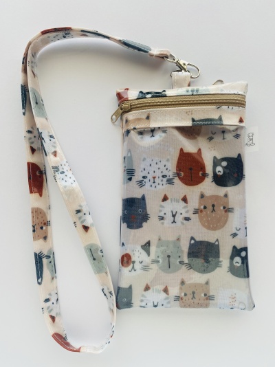 Bolsa pequena estampada com carinhas de gatos e alça comprida