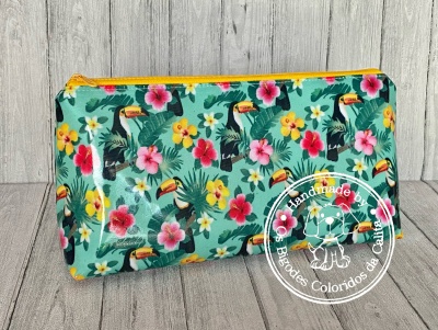 Estojo retangular estampado com tucanos e flores em fundo azul