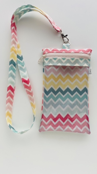 Bolsa porta telemóvel com padrão zigzag colorido e alça com mosquetão