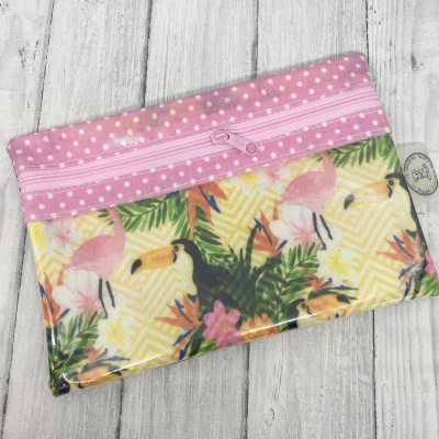 Estojo ou bolsa com padrão tropical e fecho rosa com bolinhas brancas